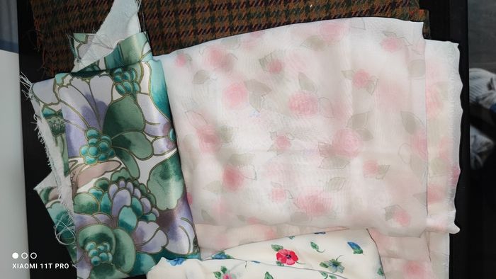 Lot chutes de tissus varier, en bon état - photo numéro 3