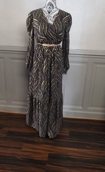 robe longue d'été ou cérémonie fluide noir fleuri et or
 Taille 36/38