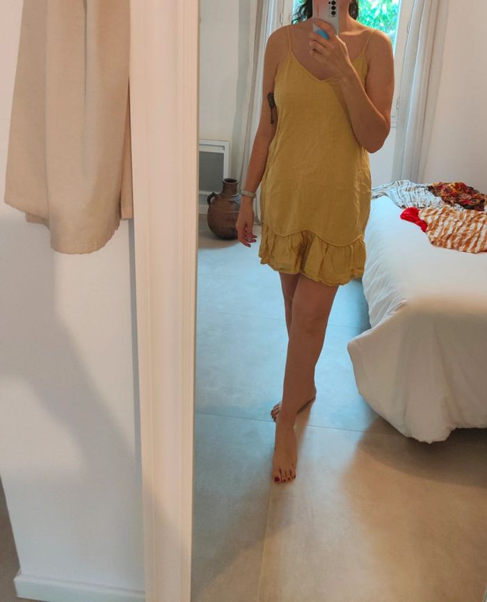 Robe d'été effet lin jaune beurre butter yellow taille L shein avec un volant devant uniquement