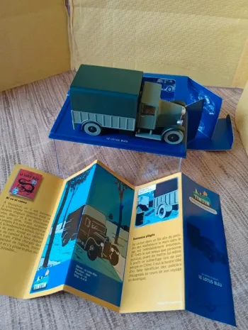 En voiture Tintin Le Lotus bleu Hergé moulinsart 2005