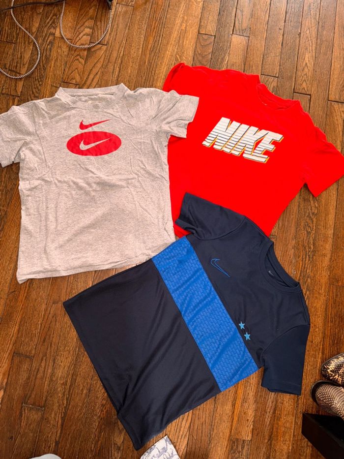 Lot trois tshirts nike 147 cm Bien portés