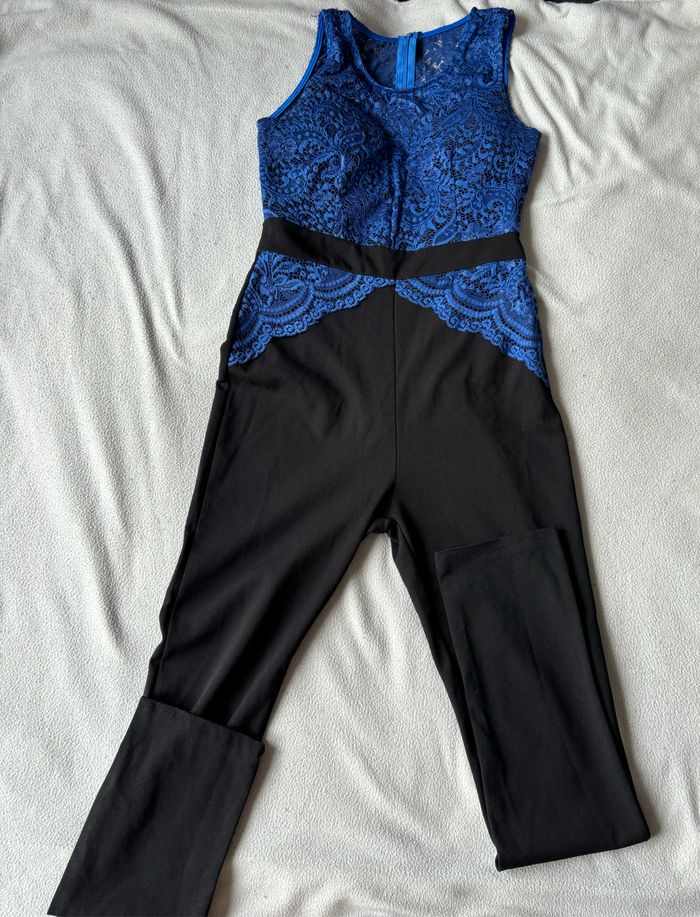 Combinaison chic noir et bleu avec dentelle
