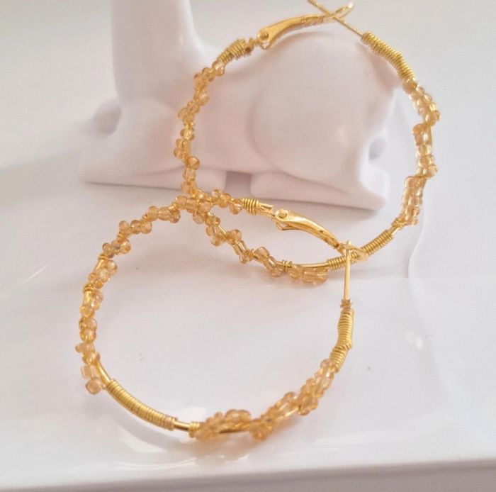 Boucles d'oreilles créoles dorées & perles scintillantes – artisanale