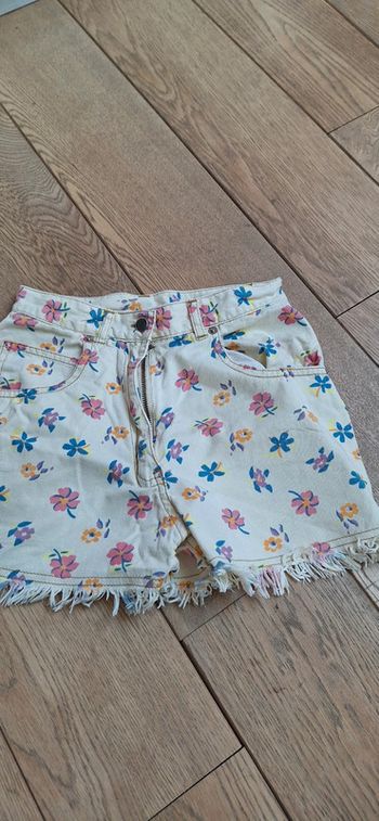 Short à fleurs.