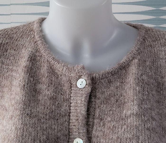 Gilet taupe curve Sandrine TU (du 44 au 48) modèle Maëlle by Loïcia neuf avec étiquette - photo numéro 3