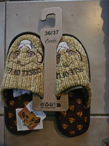 Pantoufle disney roi lion