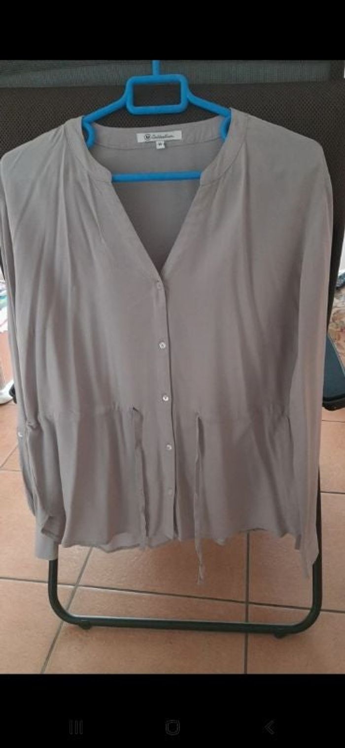 Chemise longue col V gris clair. 44