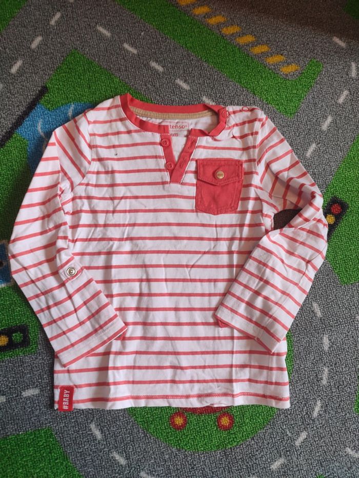 t-shirt blanc à rayures rouges