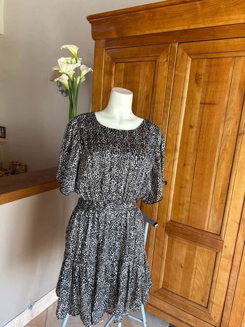 Robe femme à motifs. Avec dorures dos, collé face avant colleront.