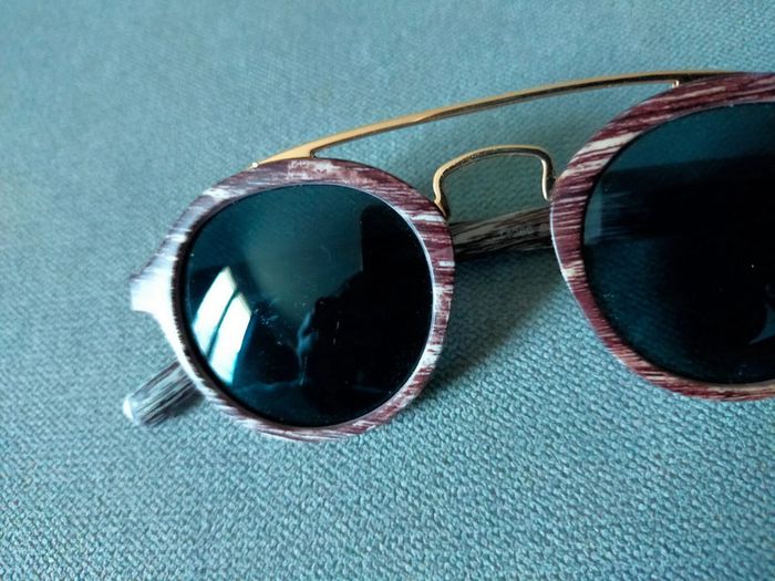 Lunettes de soleil style bois + barre dorée - photo numéro 9