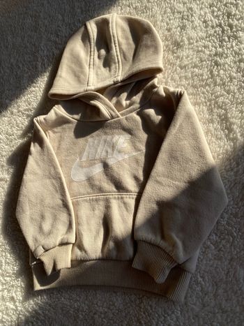 Sweat a capuche beige crème ( NIKE ) taille 12 mois 74-80cm en excellent état