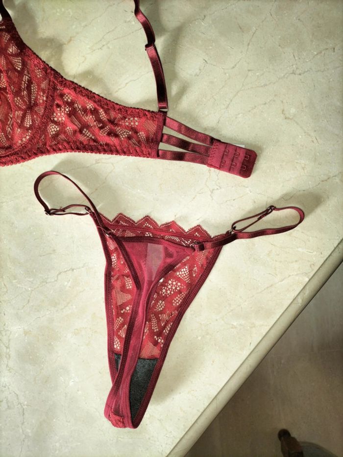 Ensemble lingerie en dentelle rouge vif /pourpre - balconnet et string - photo numéro 2