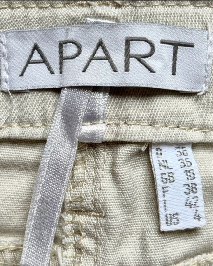 Jean beige clair aspect déchiré ,troué. Marque. Apart - photo numéro 7