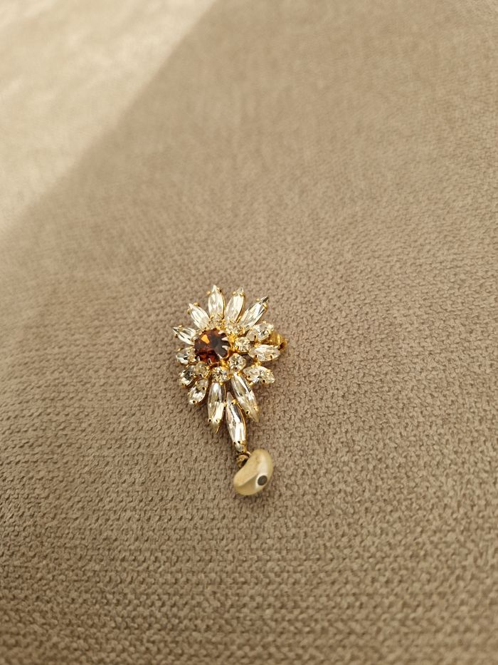 Broche dorée vintage avec ses perles brillantes et sa perle - photo numéro 5