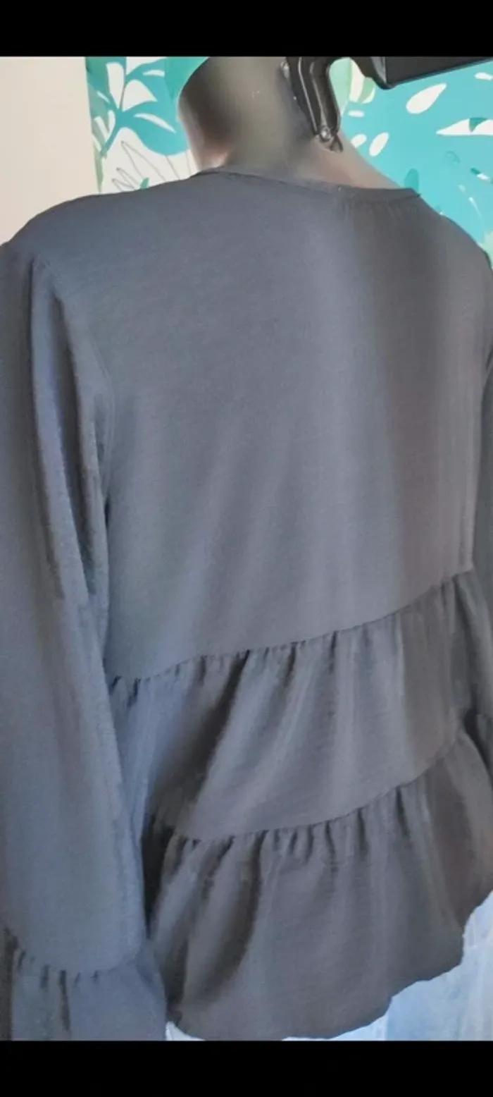 Blouse noire à volants taille 38/40 - photo numéro 5