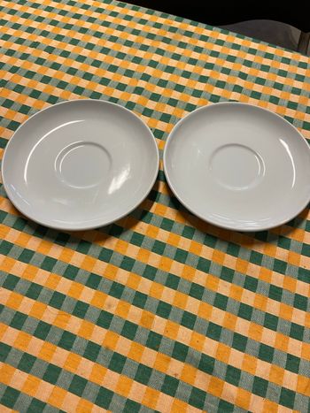 Lot 2 assiettes à café