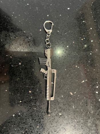 Porte clés fortnite famas