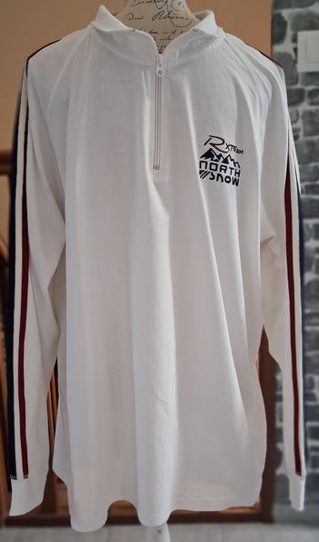 Polo blanc à manches longues avec le col zippé