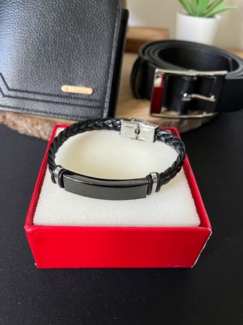 Lot neuf portefeuille noir bracelet homme ceinture noir homme casquette plate béret noir 