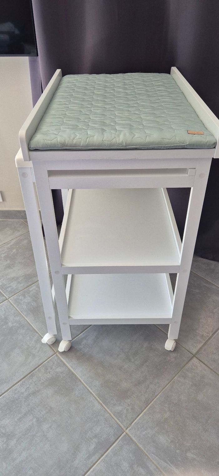 Table à langer avec baignoire