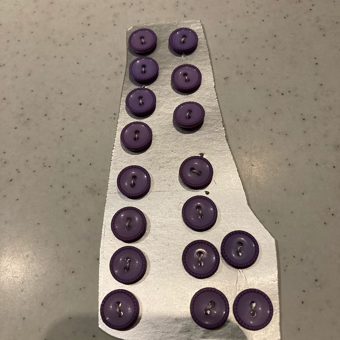 17 boutons violets