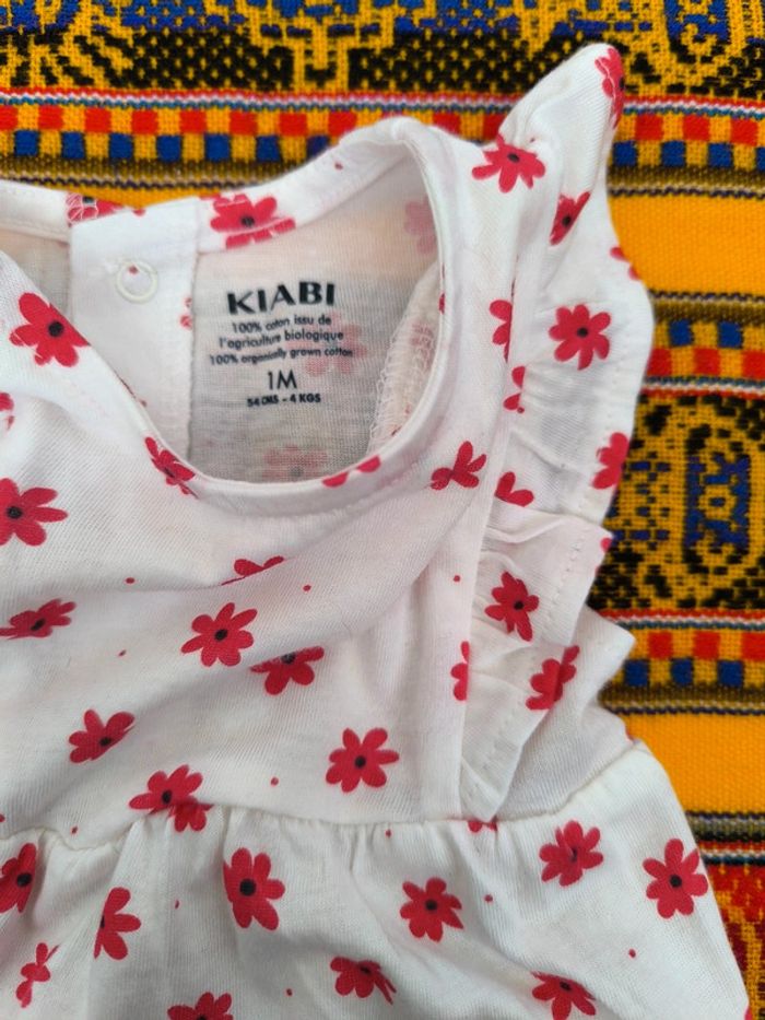 Barboteuse Kiabi / blanche avec des fleurs rouges / taille 1 mois 54 cm - photo numéro 4