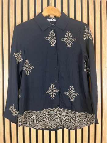 Chemise noire et motifs gris beige