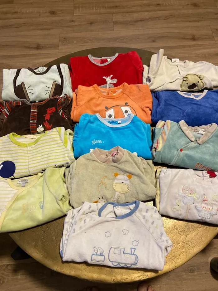 Lot de 13 pyjamas 9-12mois