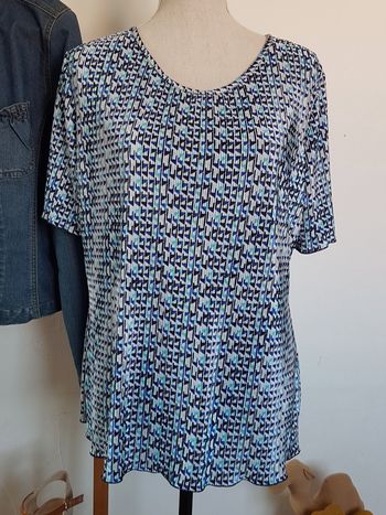 Tshirt femme tons bleus et blanc. Tissu stretch. Damart. T42/44 oversize, aisselles 55cm, haut 64cm.