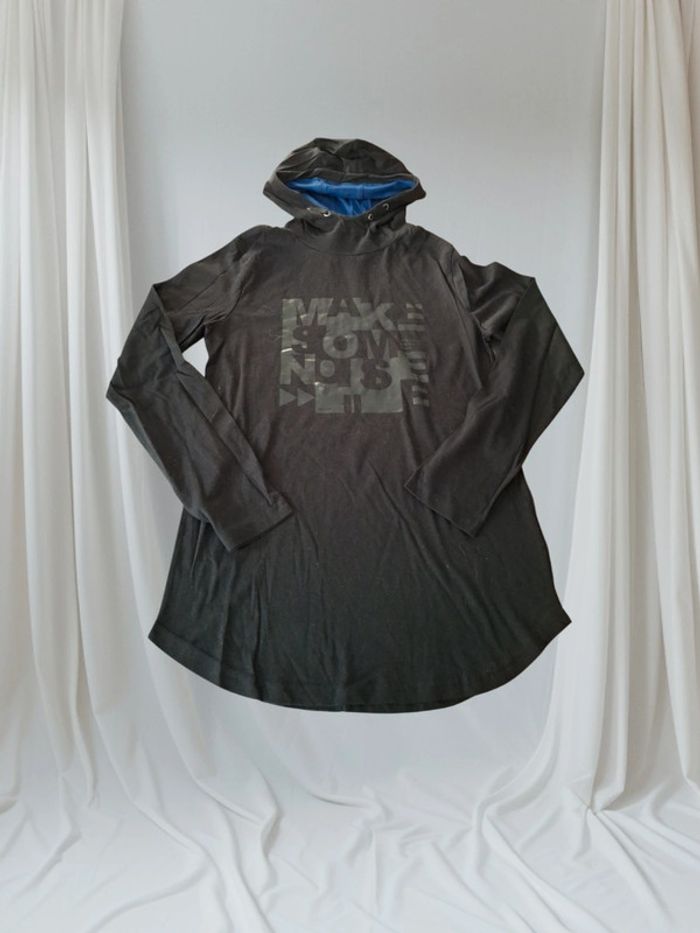 Tee-shirt manche longue capuche 😛