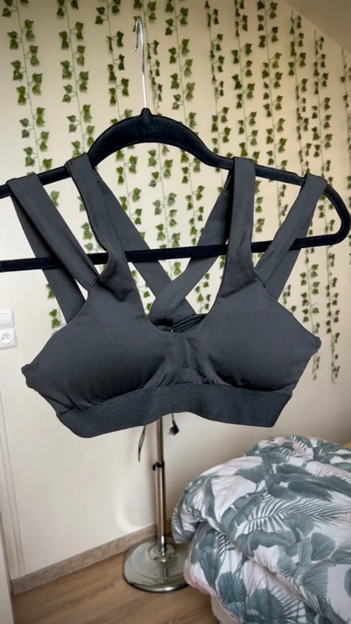 Brassière de sport noire – Bretelles croisées dos 🖤