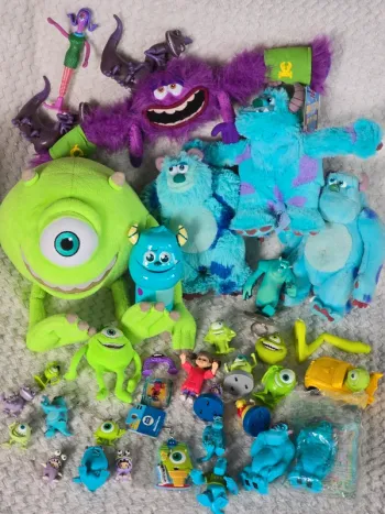 Lot collection Monstres et compagnie jouets peluches gashapon Japon