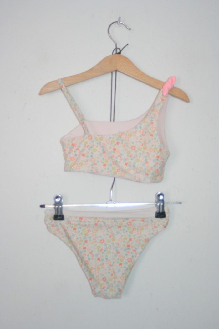 Maillot de bain fleuri doit correspondre à un 4/5 ans - photo numéro 4
