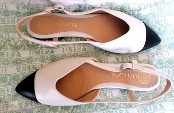 Paire de slingback petits talons marque Unisa bicolore blanc et noir. Neuve. Pointure 40 