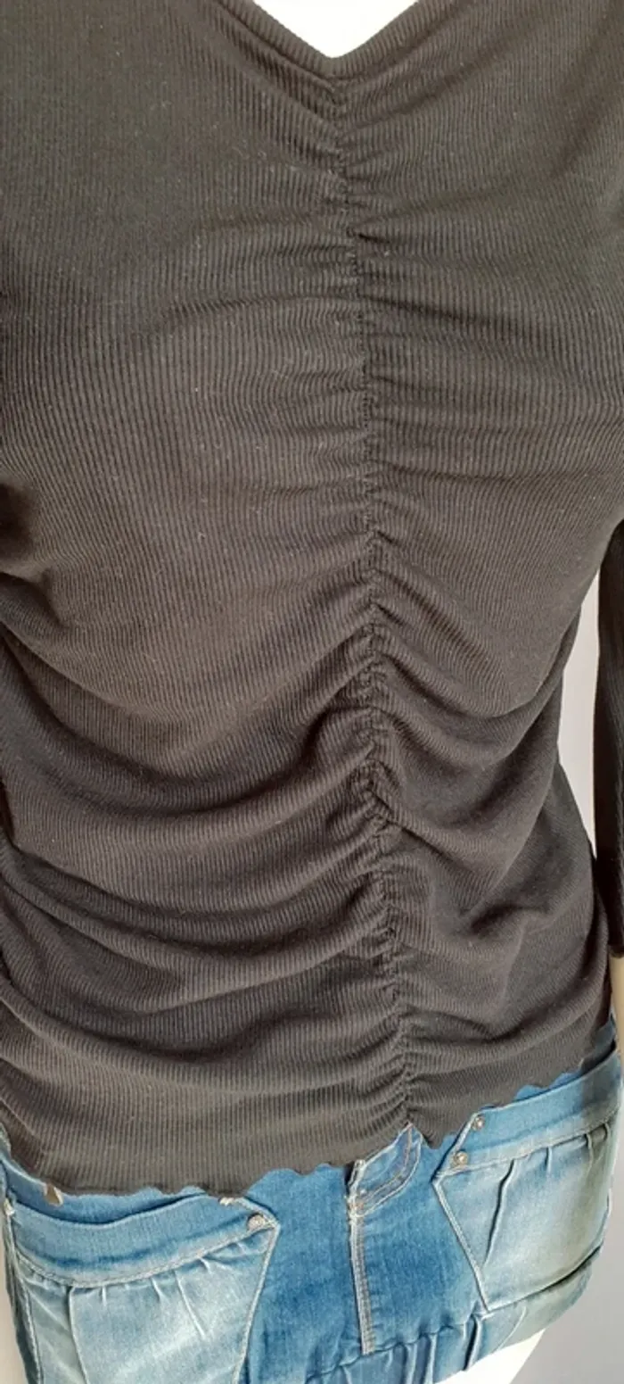 Joli pull noir - photo numéro 4