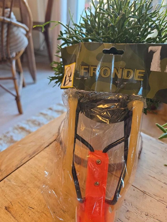 Fronde solide métal, cuir & plastique – Interdit -14 ans, neuve - photo numéro 2