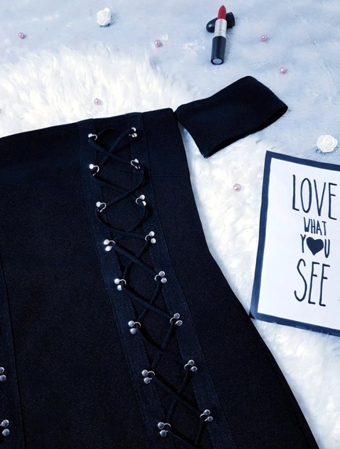 Petite robe noire moulante à épaules dénudées- T.S ou T.36 🖤 - photo numéro 3