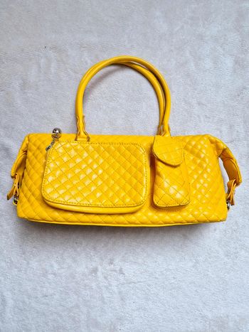 Joli sac à main jaune vif matelassé.