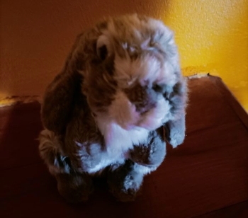 Peluche lapin bélier assis