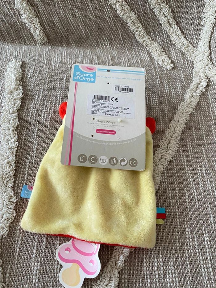 Peluche doudou plat 23cm sucre d’orge ours rouge jaune et bleu étoile neuf étiqueté - photo numéro 2