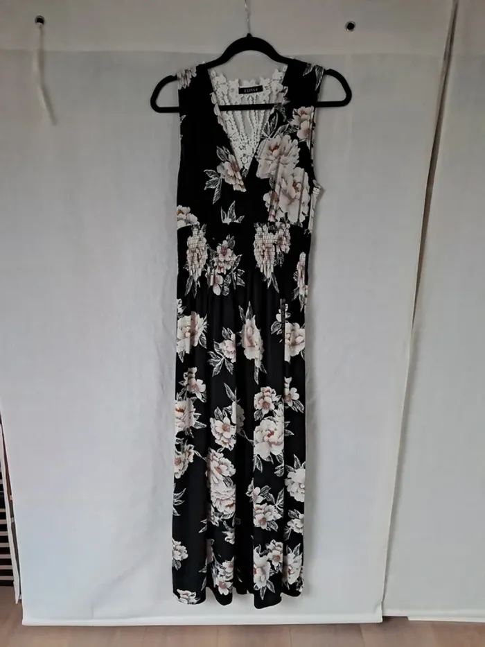 Jolie robe d'été fluide broderie dos