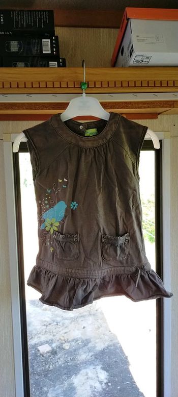 Robe marron avec oiseaux