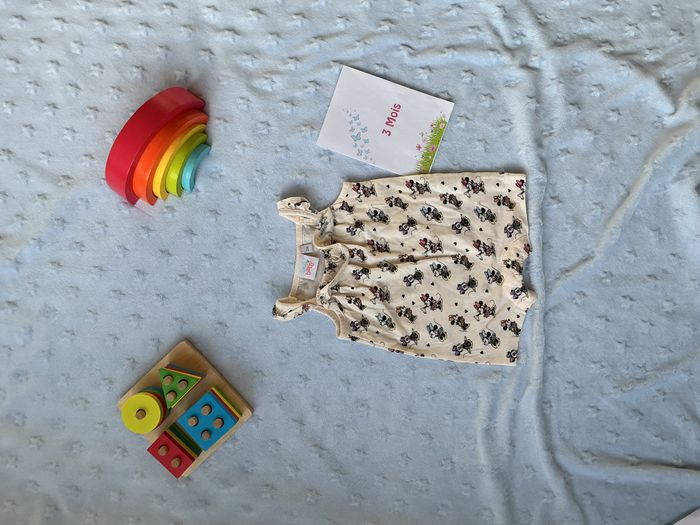 combinaison short débardeur beige motifs minnie disney 3 mois pressions entre les jambes