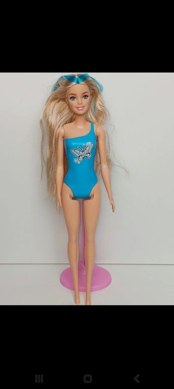 Poupée mattel barbie Color Reveal série 7 bleu hrk07
Poupée et ensemble compris