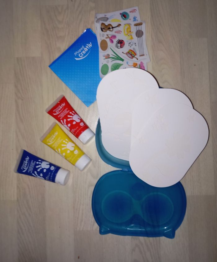 Mallette peinture aux doigts
Avec 4 pochoirs, 3 gros tubes de peinture aux doigts, 1 nappe et 2 plaquettes de stickers Maped
NEUVE - photo numéro 3