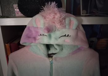 Combinaison pyjamas polaire Licorne multicolore en très bon état