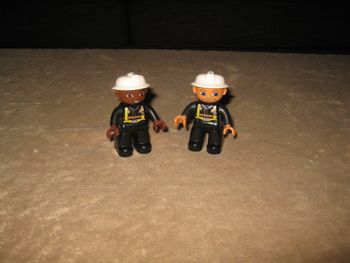 2 personnages pompiers lego duplo