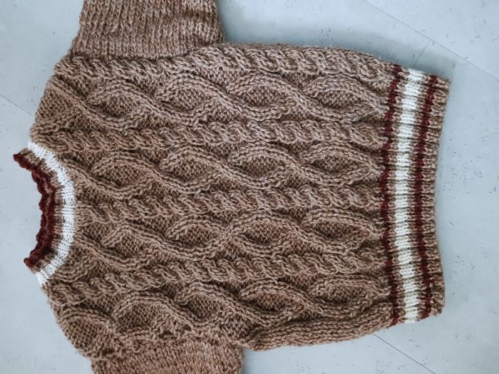 pull tricoté main marron et beige avec torsades taille 8 ans Lavable machine Phildar Neuf - photo numéro 3