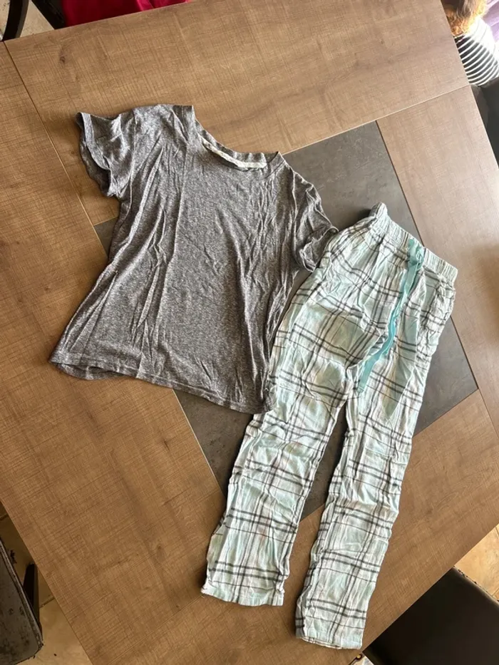 Ensemble de pyjama pantalon et t-shirt femme
