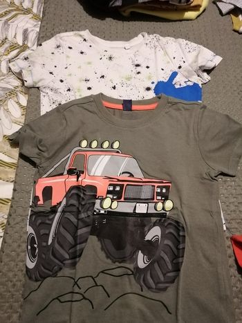 2 t-shirts bon état taille 5 ans